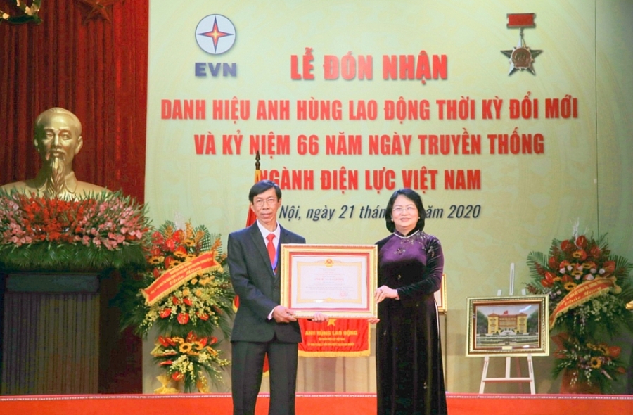 Một công nhân Điện lực TP. Hồ Chí Minh được nhận danh hiệu Anh hùng lao động