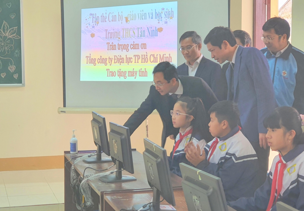 EVNHCMC trao tặng 100 bộ máy tính cho các trường học tại Quảng Bình