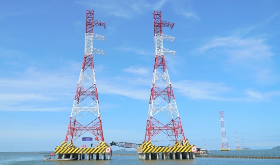 Kéo dây vượt biển công trình đường dây 220kV Kiên Bình - Phú Quốc