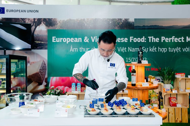 Đầu bếp Cẩm Thiên Long - Chủ tịch Hội đầu bếp Sài Gòn sử dụng các nguyên liệu từ Châu Âu để chế biến các món ăn Việt Nam tại Lotte Mart Nam Sài Gòn