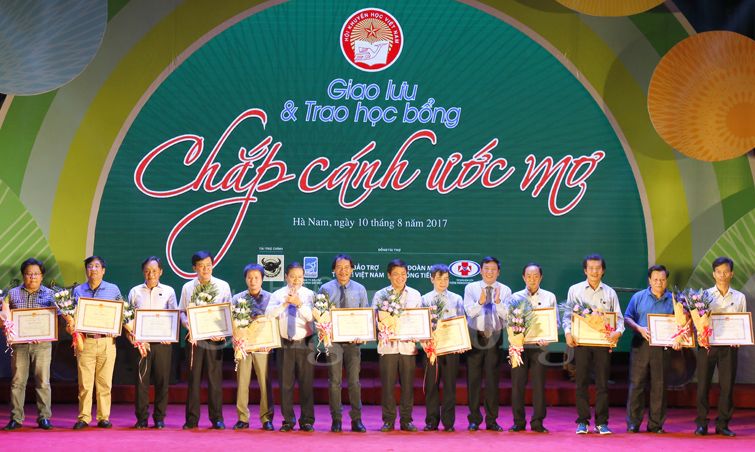 Bình Điền trao 500 suất học bổng “Chắp cánh ước mơ” cho học sinh nghèo Hà Nam