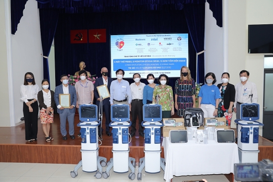 AmCham Việt Nam tặng thiết bị y tế cho 6 bệnh viện