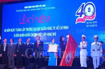 Trường Đại học Ngân hàng TP.Hồ Chí Minh đón nhận Huân chương Độc lập hạng nhì