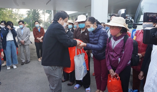 Thừa Thiên Huế: Chuyến xe yêu thương đưa bệnh nhân khó khăn về quê ăn Tết