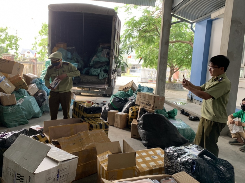 Thừa Thiên Huế: Phát hiện xe tải vận chuyển nhiều loại hàng hóa nhập lậu