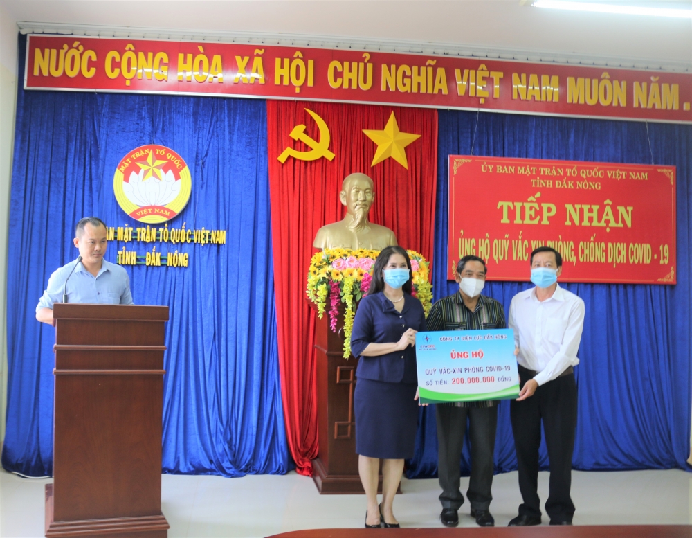 PC Đắk Nông: Ủng hộ Quỹ vắc xin và tặng vật tư phòng, chống dịch Covid-19
