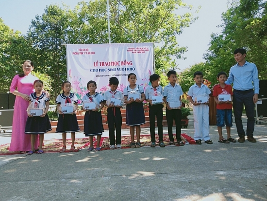 Thừa Thiên Huế: Trao 100 suất học bổng tặng học sinh nghèo vượt khó