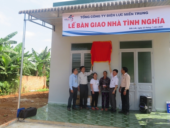 PC Đắk Lắk: Bàn giao nhà tình nghĩa cho hộ nghèo, gia đình chính sách