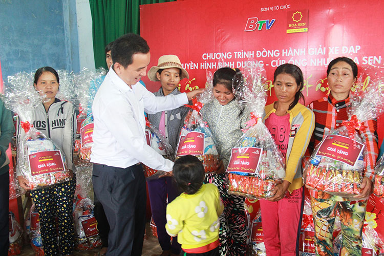 Tôn Hoa Sen tặng gần 1000 phần quà và 100 xe đạp cho các hoàn cảnh khó khăn