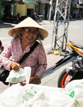 Người Sài Gòn thảo thơm với cư dân nghèo mùa dịch cúm Covid -19