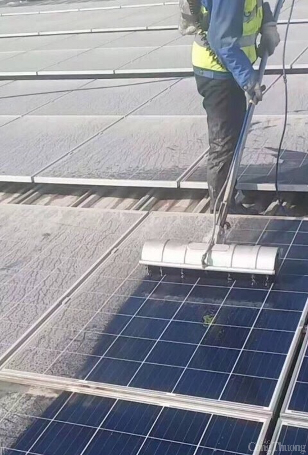 Dịch vụ mới: Làm vệ sinh pin năng lượng mặt trời chuyên  nghiệp