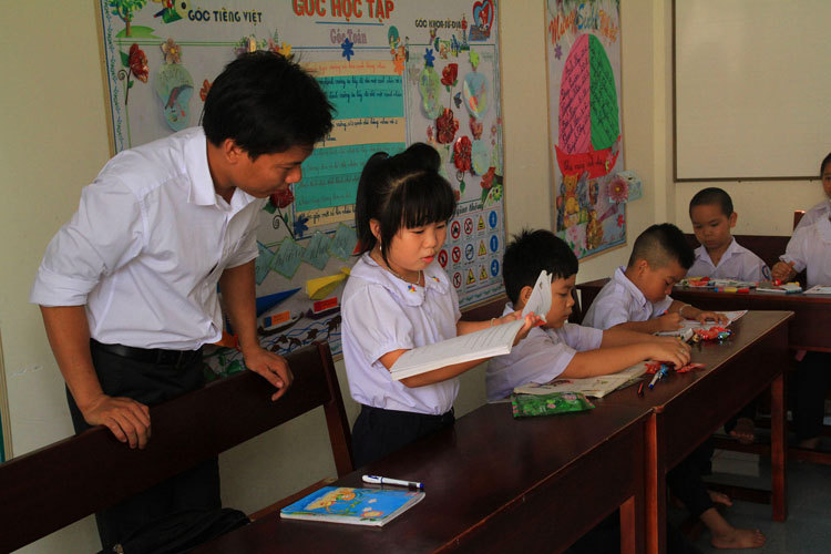 Trao tặng ba tủ sách cho trẻ em quần đảo Trường Sa