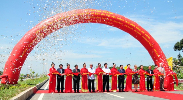 Cầu Cao Lãnh nối qua sông Tiền chính thức thông xe