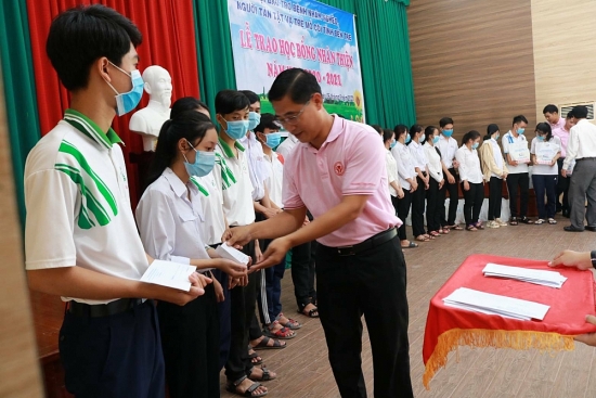 CP. Việt Nam trao tặng 600 triệu đồng cho học sinh nghèo tỉnh Bến Tre