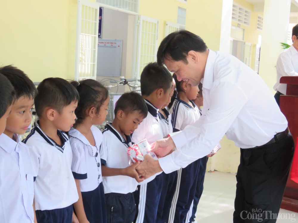 EVNSPC tặng qùa cho học sinh Khmer nghèo hiếu học của tỉnh Trà Vinh
