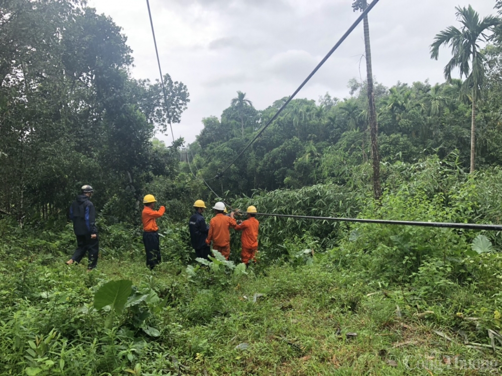 Công nhân vất vả khắc phục sự cố về điện do bão lũ ở miền Trung