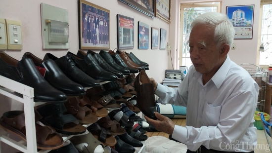 Nghệ nhân Vũ Văn Chầm: Người truyền lửa và phát huy nghề khâu giày truyền thống