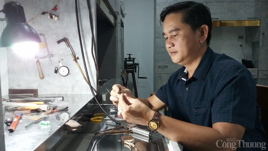 Nghệ nhân trẻ Nguyễn Tiến Hoàng: Đôi bàn tay “ma thuật” trong chế tác kim hoàn