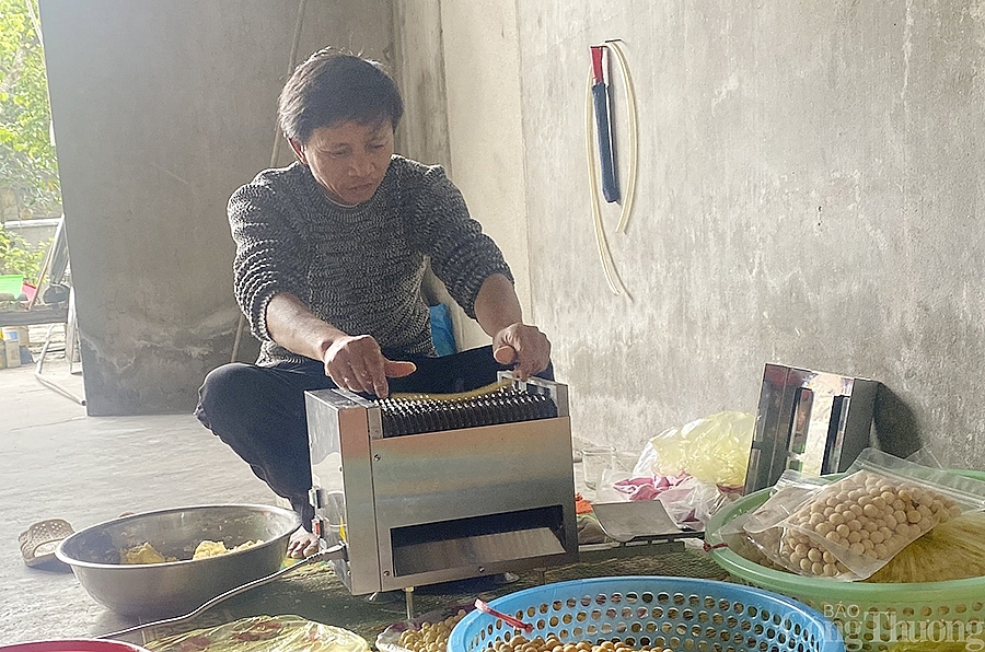 Làng nghề bánh cà ở Nghệ An tất bật dịp cận Tết, thu cả trăm triệu đồng