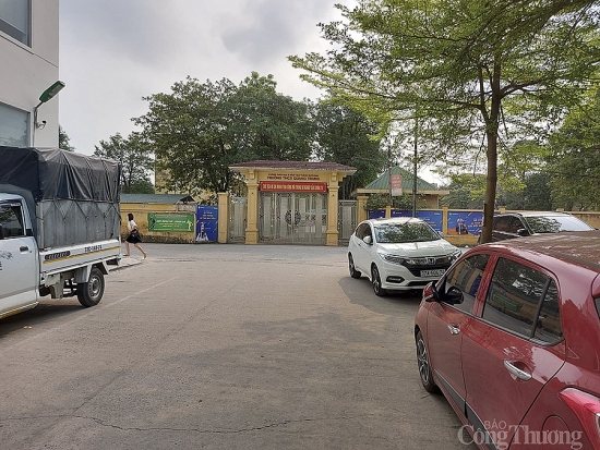 Nghệ An: 9 học sinh ngộ độc nghi do uống nước phát miễn phí trước cổng trường