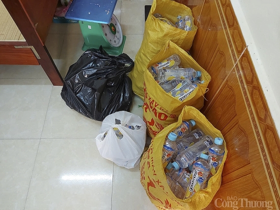 Vụ 9 học sinh Nghệ An nhập trạm y tế: Do uống nước phát miễn phí?