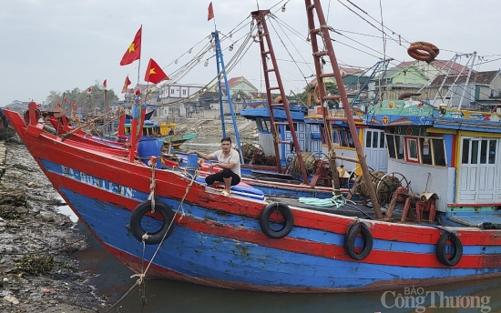 Nghệ An: "Khó khăn kép",  tàu cá của ngư dân nằm bờ