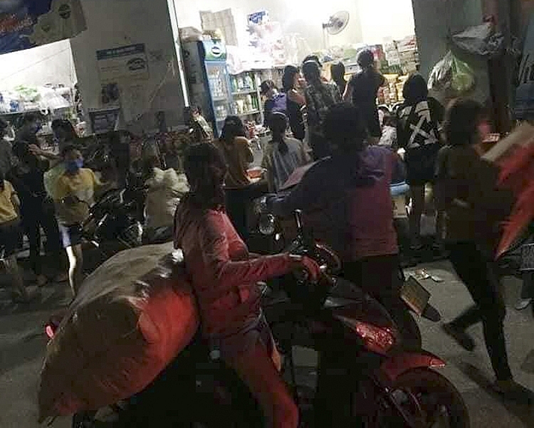 Nghệ An: Hàng hóa đầy ắp nhưng chợ, siêu thị vắng vẻ trong ngày đầu 5 thôn bị phong toả