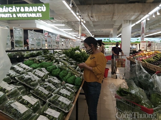 Nghệ An: Hàng hóa đầy ắp nhưng chợ, siêu thị vắng vẻ trong ngày đầu 5 thôn bị phong toả