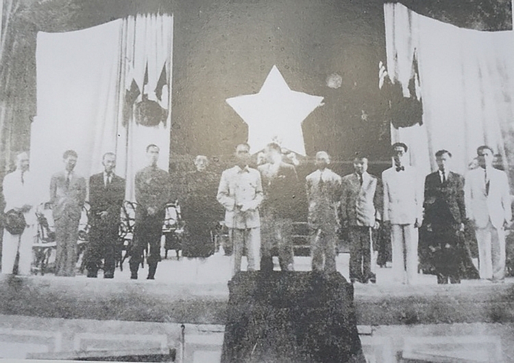 Triển lãm những hình ảnh lịch sử 'Chủ tịch Hồ Chí Minh - Người đi tìm hình của nước'