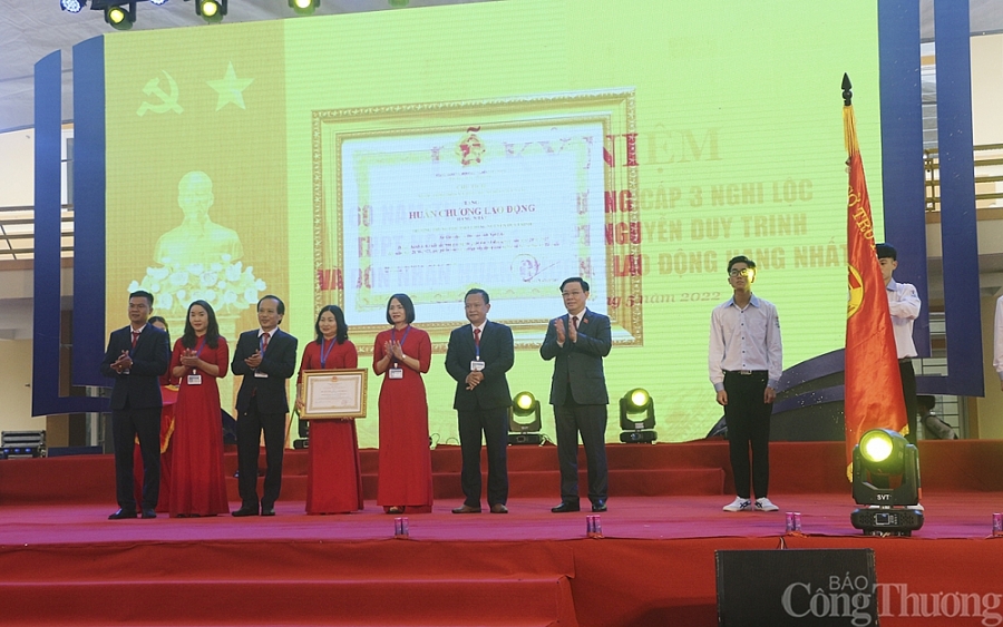 Chủ tịch Quốc hội Vương Đình Huệ dự lễ kỷ niệm 60 năm thành lập THPT Nguyễn Duy Trinh