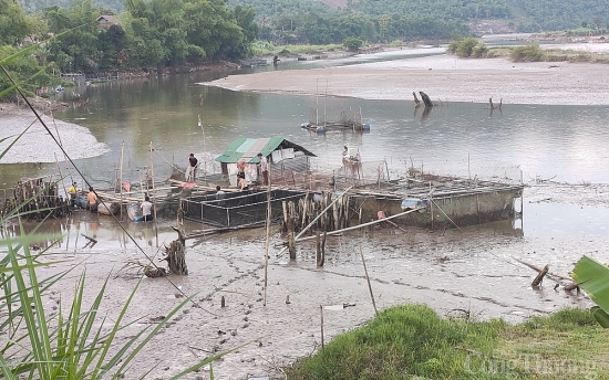 Hồ thuỷ điện Khe Bố cạn trơ đáy, dân nuôi cá lồng lại lao đao