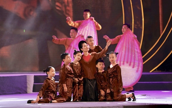 Đêm diễn nghệ thuật ‘Người Mẹ Làng Sen’- lời tri ân với thân mẫu của Chủ tịch Hồ Chí Minh