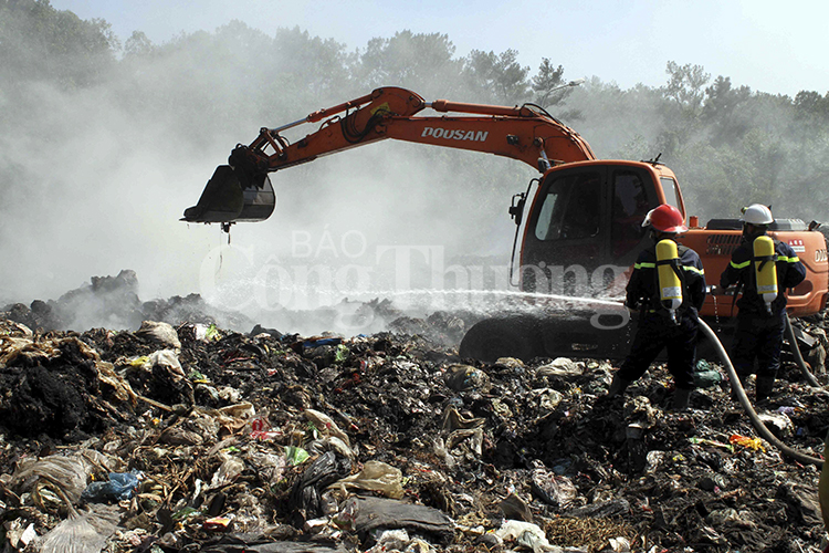 Tích cực dập tắt cháy tại bãi rác nằm trên địa bàn xã Ngọc Sơn