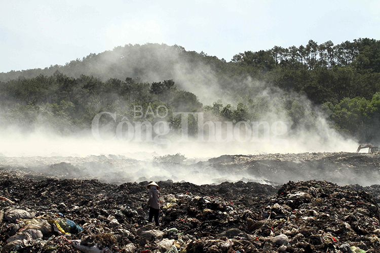 Tích cực dập tắt cháy tại bãi rác nằm trên địa bàn xã Ngọc Sơn