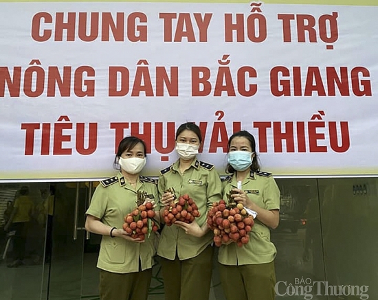 Hà Tĩnh: Lực lượng quản lý thị trường hỗ trợ bán gần 20 tấn vải thiều