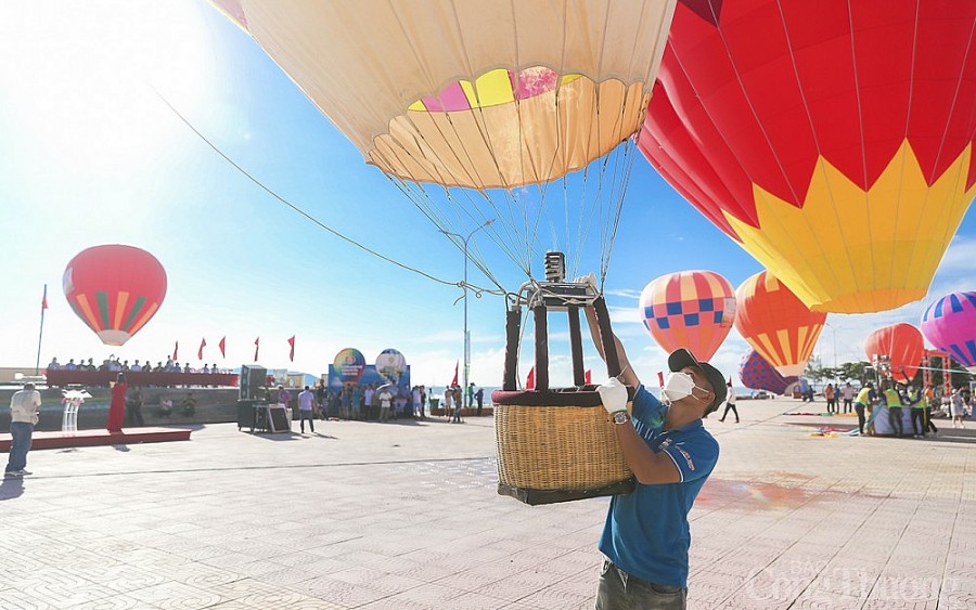Du khách lần đầu tiên chiêm ngưỡng khinh khí cầu ở biển Cửa Lò