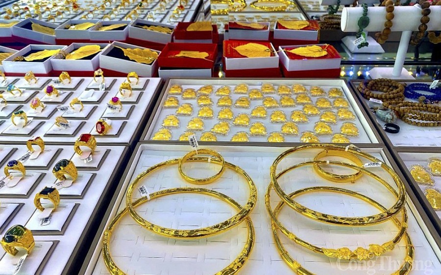 Vàng trong nước rơi thê thảm gần 6 triệu đồng/lượng, giao dịch ở Nghệ An vẫn trầm lắng