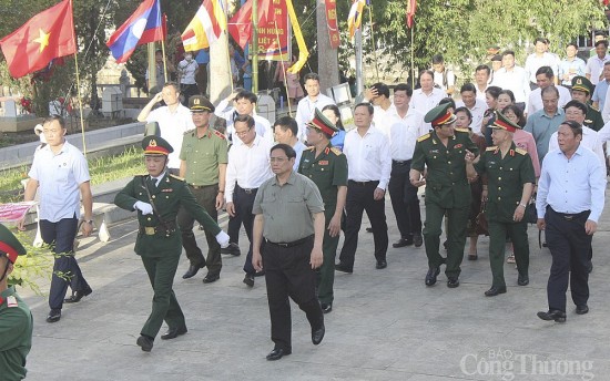 Thủ tướng Phạm Minh Chính dâng hương tưởng niệm tưởng niệm các Anh hùng liệt sĩ tại Nghĩa trang quốc tế Việt - Lào