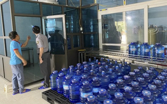 Kiểm tra nước uống đóng chai ở Nghệ An: Đình chỉ 1 cơ sở vi phạm