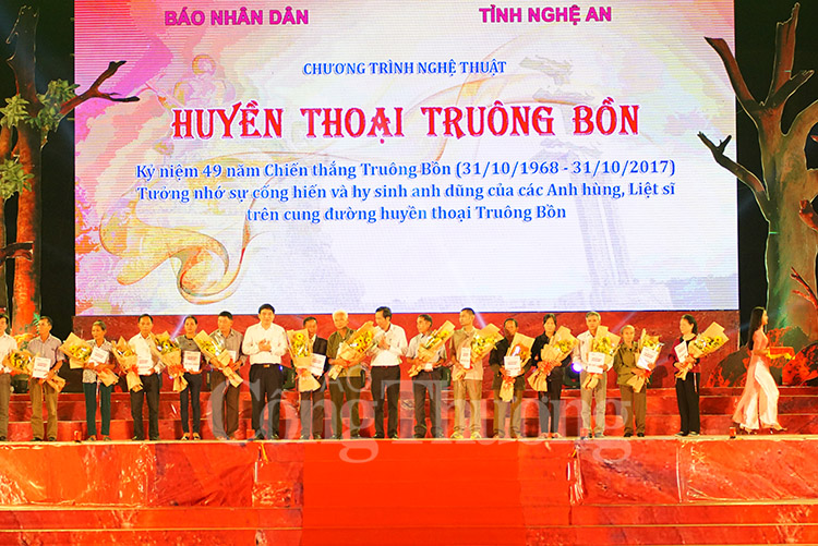 Tổng Bí thư Nguyễn Phú Trọng dự chương trình “Huyền thoại Truông Bồn”