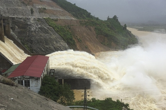 Hà Tĩnh: Mưa lớn, thủy điện Hố Hô và hồ Kẻ Gỗ đồng loạt xả lũ