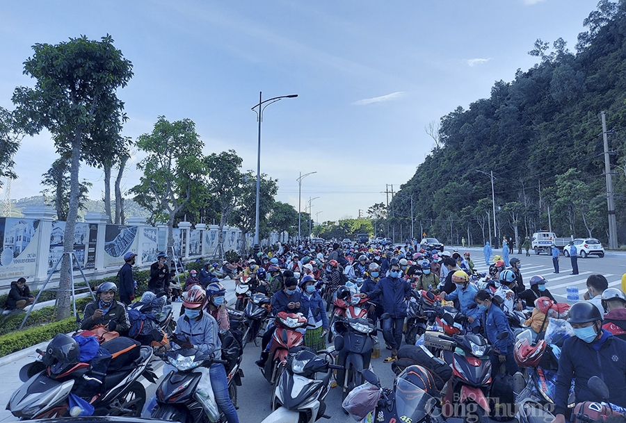 Nghệ An: Hàng trăm người dân từ các tỉnh phía Nam đi xe máy về quê