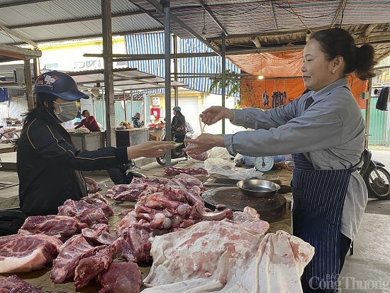 Giá thịt lợn tại chợ dân sinh ở miền Trung đang rẻ nhất trong năm