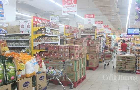 Thừa Thiên Huế: Dự trữ hàng trăm tấn lương thực chuẩn bị cho mùa mưa lũ