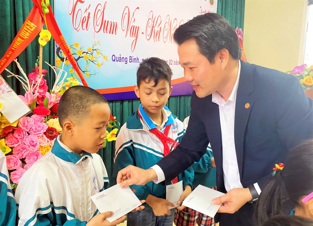 PC Quảng Bình: Tặng 70 suất quà cho các gia đình có hoàn cảnh khó khăn đón Tết