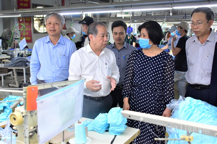 Thừa Thiên Huế: Doanh nghiệp dệt may “ăn nên làm ra” nhờ xuất khẩu khẩu trang y tế
