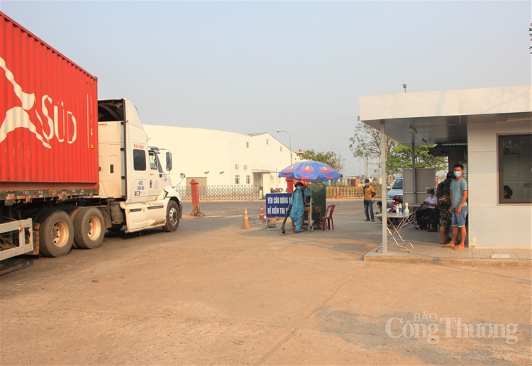 Quảng Trị: Đổi tài xế vận chuyển hàng hóa tại cửa khẩu để phòng chống dịch Covid-19
