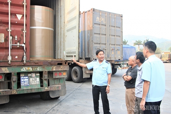 Cửa khẩu Lao Bảo: Phương tiện vận chuyển hàng hóa tăng đột biến