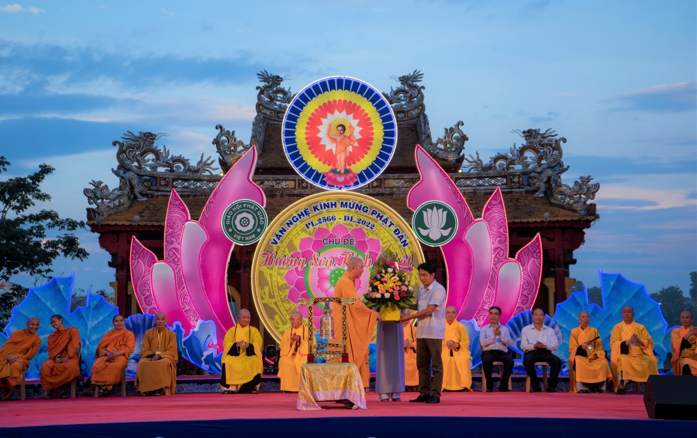 Thừa Thiên Huế: Trang nghiêm Lễ diễu hành xe hoa đón Phật lịch 2566