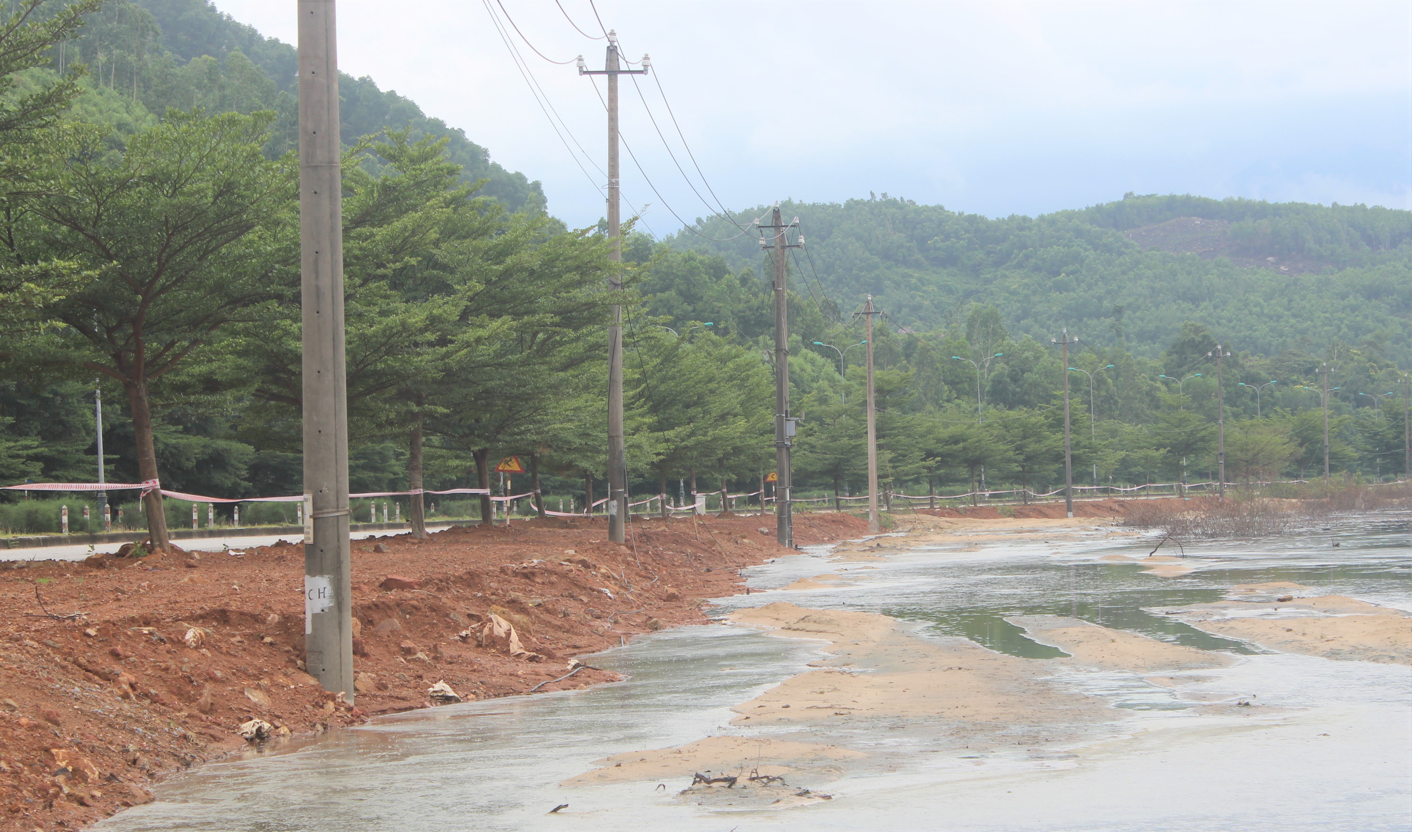 Thừa Thiên Huế: Thi công đê chắn sóng uy hiếp hành lang an toàn lưới điện